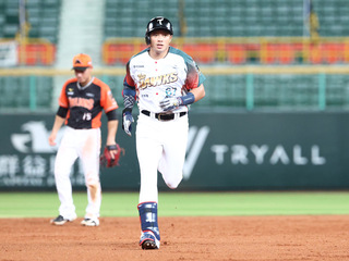 吳念庭中職生涯首轟出爐  雄鷹灌11分勝獅隊