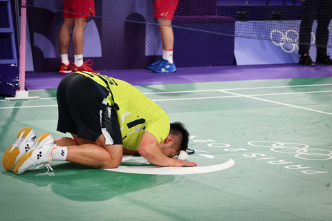 巴黎奧運奪金後親吻球場 李洋：感謝它帶給我的美好