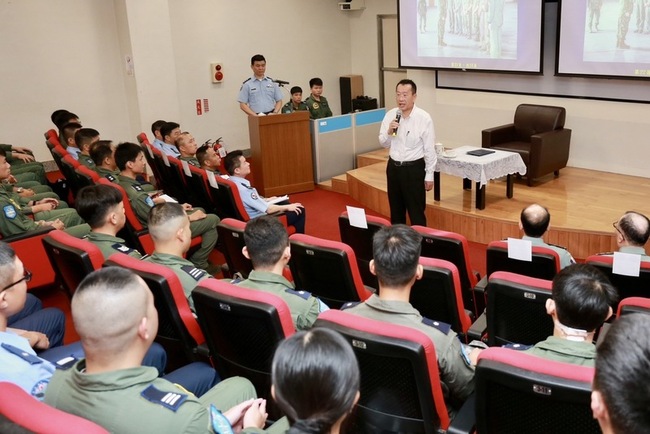 颱風凱米襲台空軍協助疏運救災 顧立雄慰勉第六聯隊 | 華視新聞