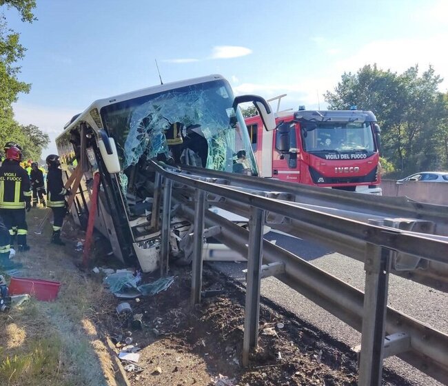 義大利遊覽車撞護欄1死20多傷 乘客疑為中國旅客 | 華視新聞