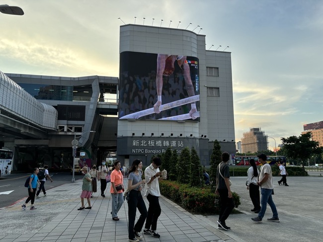 全民瘋奧運 新北板橋轉運站外牆每晚6到9時轉播 | 華視新聞