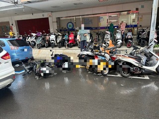 高雄65歲女開車疑不適 擦撞路旁機車24台如骨牌傾倒