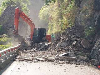南橫新武路段坍方 派機具搶通單線雙向通行