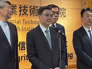 卓榮泰：股市面臨考驗 盼台灣經濟穩定持續發展