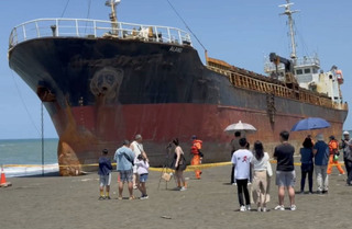 台南黃金海岸擱淺貨輪擬就地拆解 成期間限定景點
