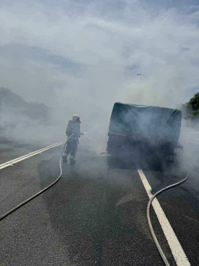 載運油漆原料貨車國道爆胎起火 駕駛與助理急逃生 | 華視新聞