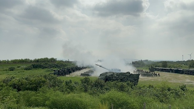 陸軍台中番仔寮重砲射擊 30門火砲展現防衛力 | 華視新聞