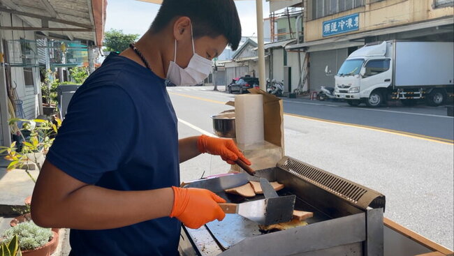 自己零用錢自己賺 台東國中生攤車賣早餐逾千人讚爆 | 華視新聞