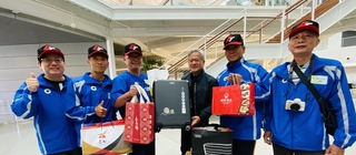 台南青少棒隊赴美比賽參訪輝達 黃仁勳接待玩傳接球