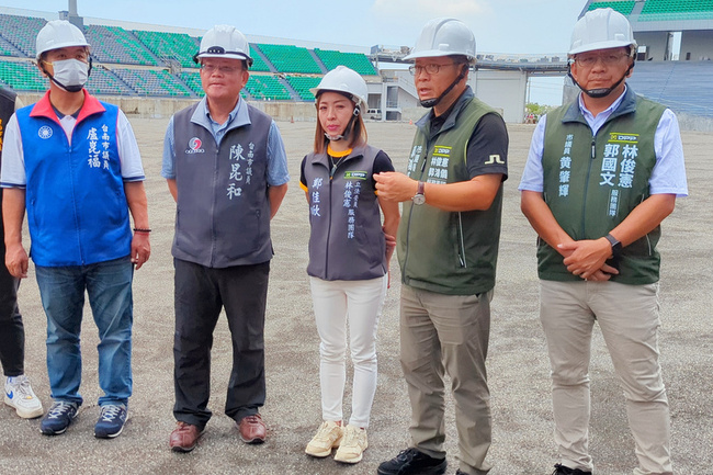 台南新棒球場改人工草皮惹議 市府：無高溫傷人疑慮 | 華視新聞