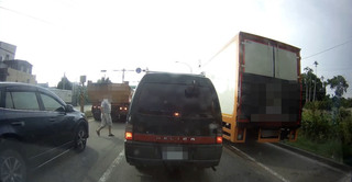 砂石車變換車道糾紛  駕駛持鋸子理論挨告恐嚇