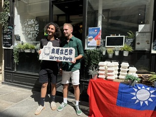 法台灣餐廳送珍奶刈包挺選手  民眾排隊搶吃送祝福