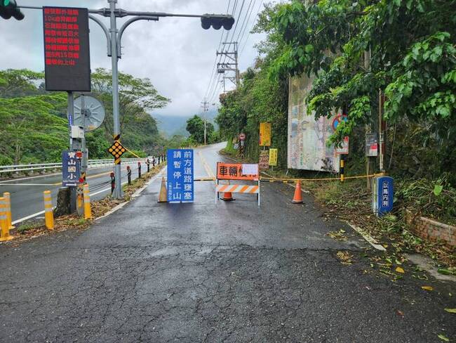 藤枝聯外道路持續落石 道路封閉管制 | 華視新聞