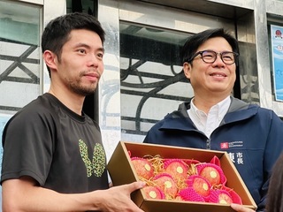 莊智淵盼培育更多「台灣農產」 陳其邁贈蘋果相挺