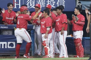 龍隊安打改判為滿貫砲  陳金鋒不滿抗議被趕出場