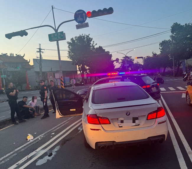 男開車遭攔查撞高市警車  涉持喪屍煙彈毒駕遭逮 | 華視新聞