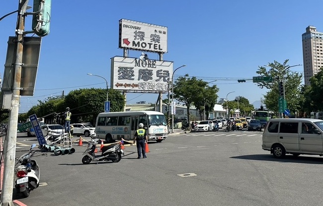 新北砂石車防塵蓋意外升起 扯斷號誌桿幸無人傷 | 華視新聞