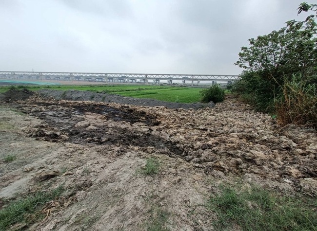 400噸雞毛廢渣傾倒濁水溪畔  雲警逮10人送辦 | 華視新聞