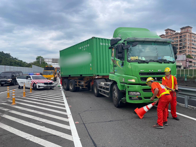 國1聯結車碰撞警方巡邏車 汐止集散道一度封閉 | 華視新聞