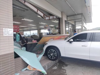 苗栗男疑幫孫女解安全帶誤踩油門  休旅車撞超商