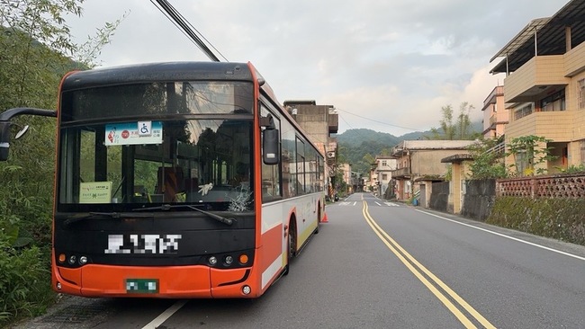 新北石碇老婦山區橫越馬路  遭公車撞死 | 華視新聞