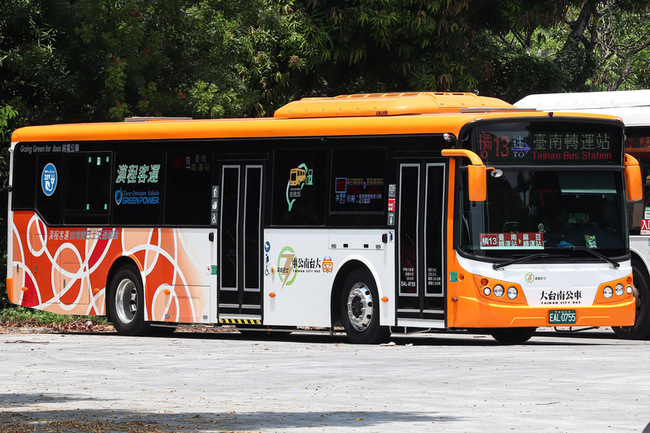 全國首批行駛國道示範型電動公車 台南18輛上路 | 華視新聞