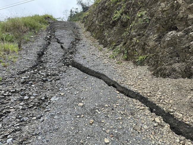 藤枝聯外道路便道裂縫逾10公分 達警戒值封閉 | 華視新聞