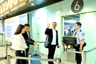 朱立倫抵桃機與民眾寒暄 將啟程赴美