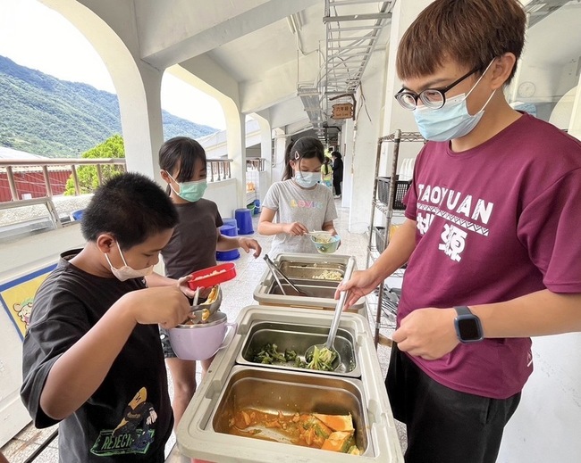 在地食材烹美味 桃源國小午餐品質「午星獎」連霸 | 華視新聞