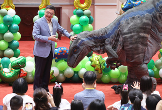 政院親子日卓榮泰笑與童擊掌 不忘宣傳托育補助