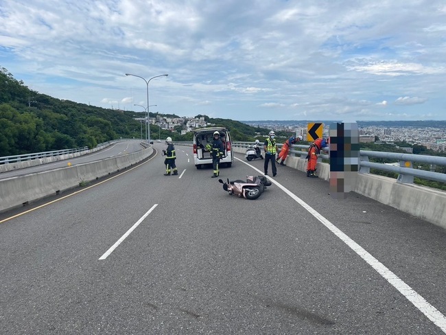 苗栗市大坪頂機車騎士撞護欄墜橋亡 死因待釐清 | 華視新聞