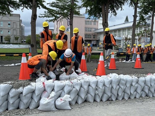 因應戰時恐攻  台東教召員演練搶修道路 | 華視新聞