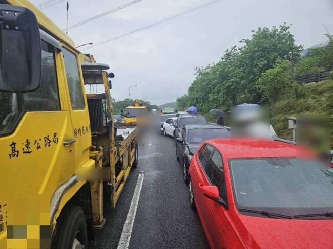 國1三義段3事故13車追撞 車流一度嚴重回堵 | 華視新聞