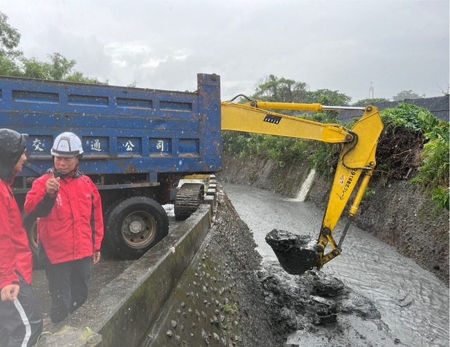 多年淤積解決  台東市新園大排清出1.5萬噸淤土 | 華視新聞