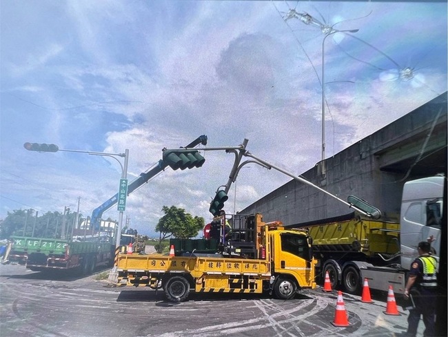 西濱台中段連2起車斗事故 號誌桿、路標鐵架遭殃 | 華視新聞