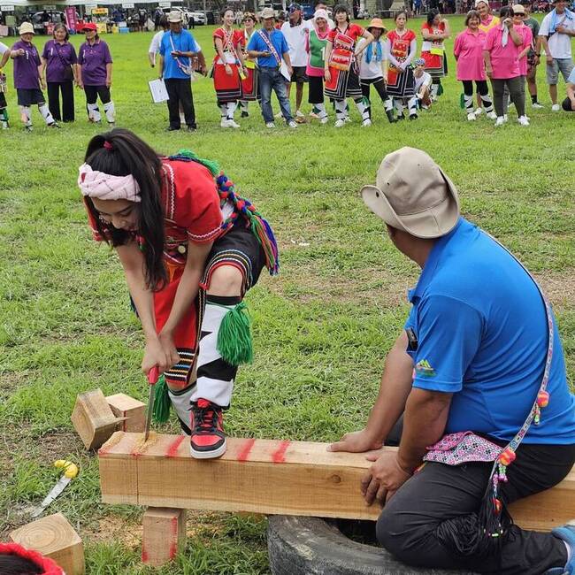 台東關山阿美族聯合豐年祭  滾輪胎撒魚網較勁 | 華視新聞