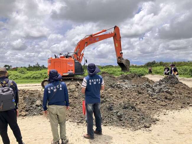 不肖業者非法回填營建混合物  環檢警聯手查獲 | 華視新聞