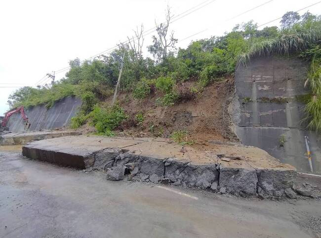 低壓環流雨勢大 台南龍崎市道182線擋土牆崩塌 | 華視新聞