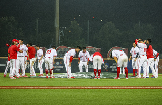 龍隊、悍將比賽4局打完 因雨保留至10/6再戰