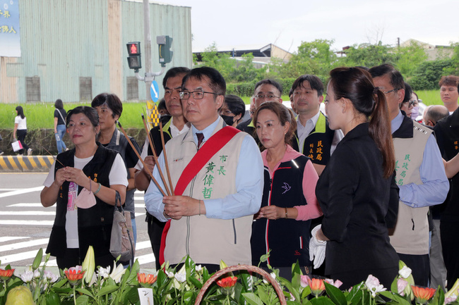 台南中元祭典法會 黃偉哲再籲紙錢集中燒適量燒 | 華視新聞