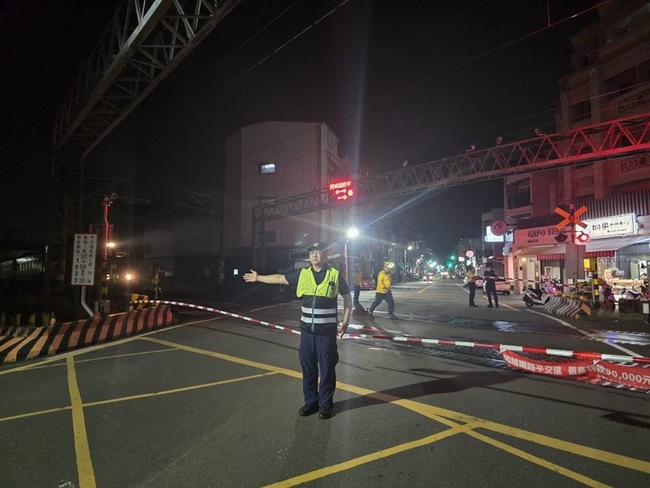 台鐵自強號高雄岡山平交道事故 騎單車男碰撞死亡 | 華視新聞