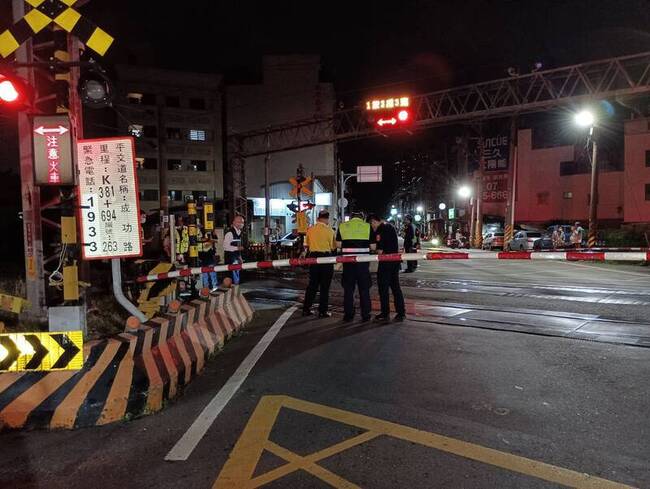 男子騎單車闖入高雄平交道  遭新自強號撞擊死亡 | 華視新聞