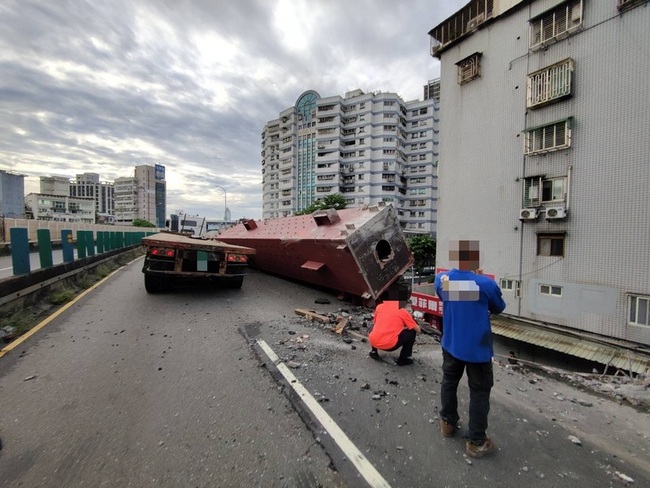 三重台1線高架聯結車鋼梁翻覆 釀車輛毀損無人傷亡 | 華視新聞