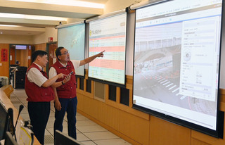 聯結車鋼梁砸毀台1線高架道路 新北：追究業者責任