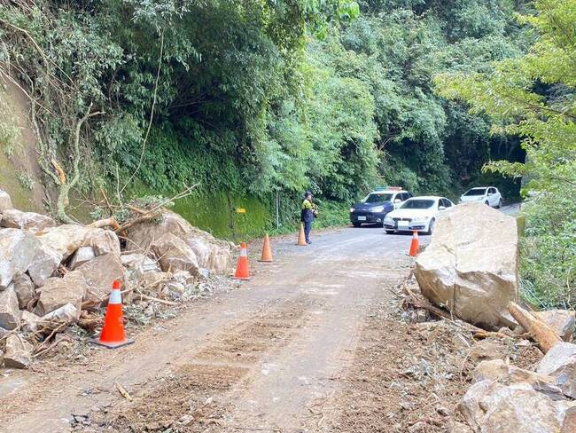 台中大雪山林道落石坍方  暫恢復單向通行 | 華視新聞