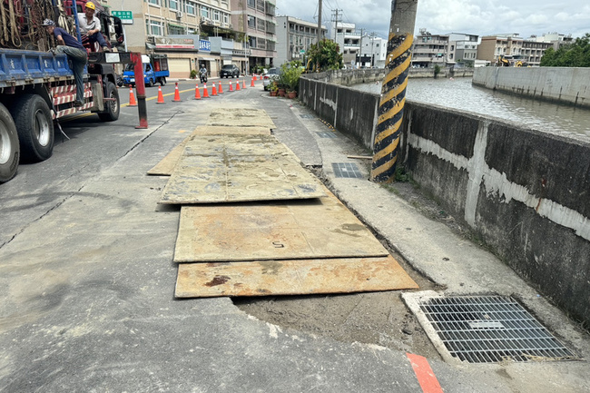 台南安南區道路下陷成大坑 市府緊急修復 | 華視新聞