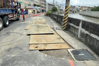 台南安南區道路下陷成大坑 市府緊急修復
