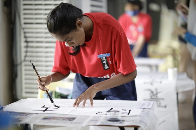 大馬逢甲盃書法賽  非華裔學子揮毫感受繁體字美感 | 華視新聞