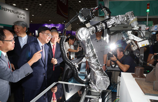 卓榮泰：機器人攸關國家安全 保障中小企拒不當競爭