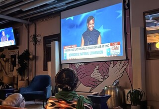 舊金山酒吧播民主黨全代會挺賀 年輕選民仍在觀望